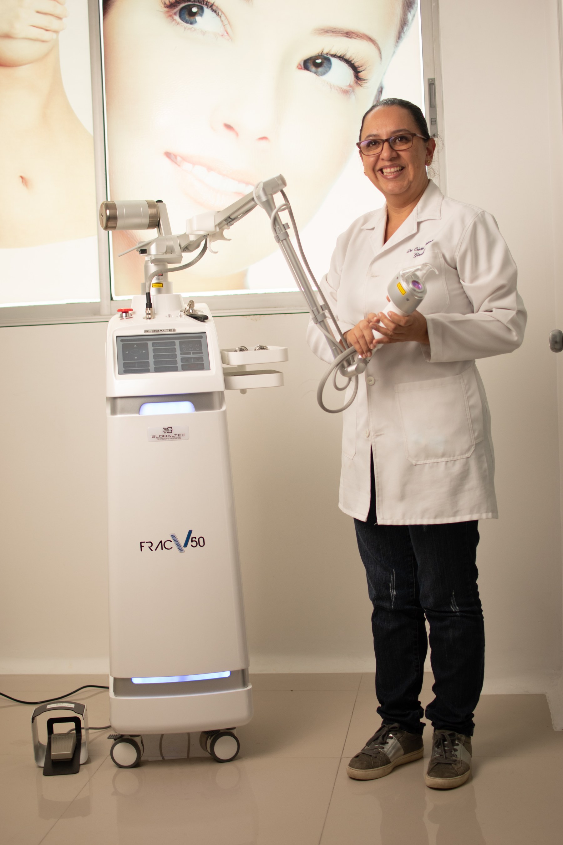 Dra. María Cristina Palomino junto a equipo de tecnología láser