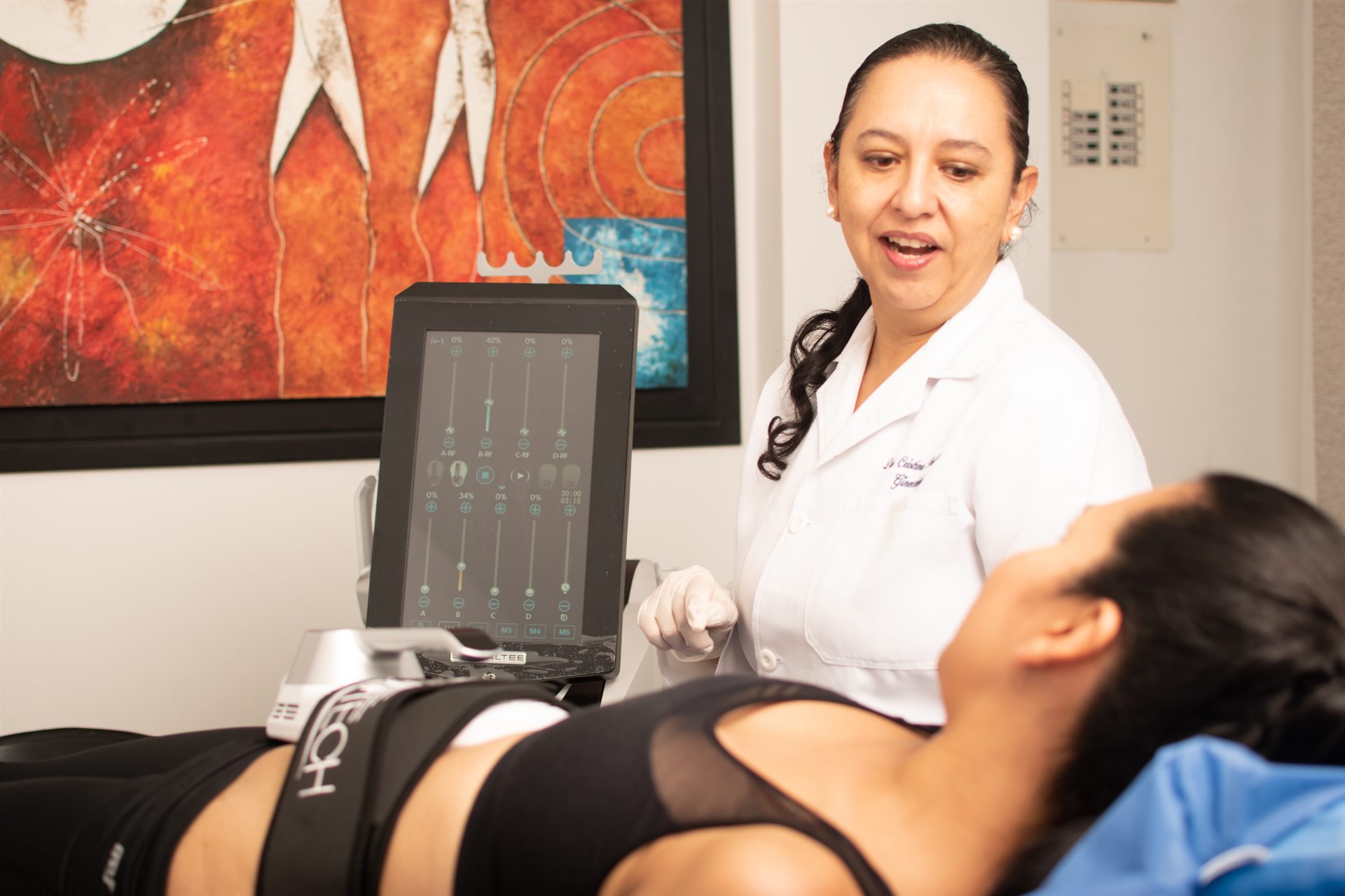 Especialista supervisando una sesión con tecnología Muscultech